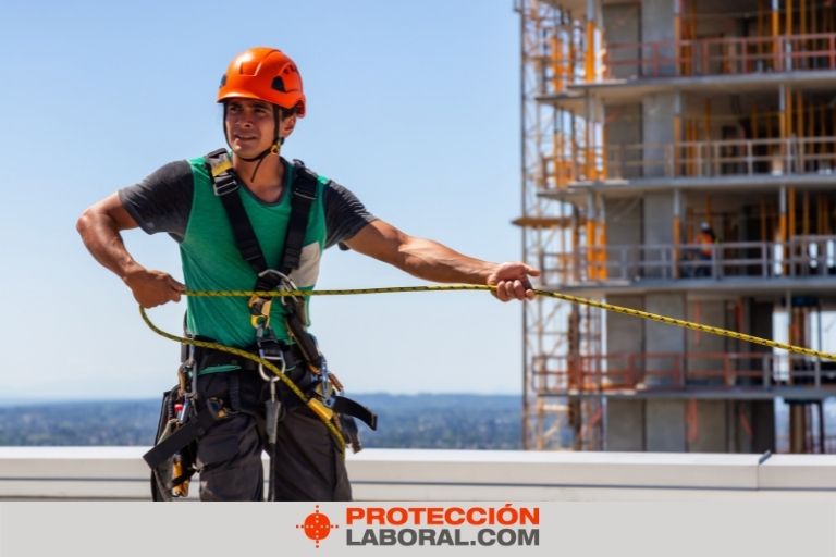 Descubre el mejor calzado de trabajo para el verano, comodidad y protección  - Blog de protección laboral