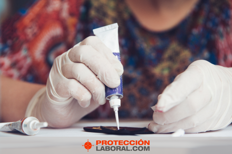 como quitar pegamento de la ropa