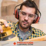 Hombre con orejeras antiruido