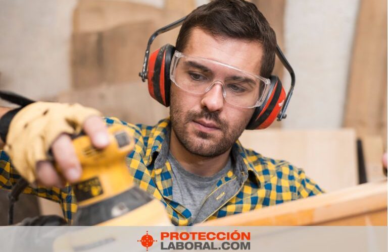 Hombre con orejeras antiruido