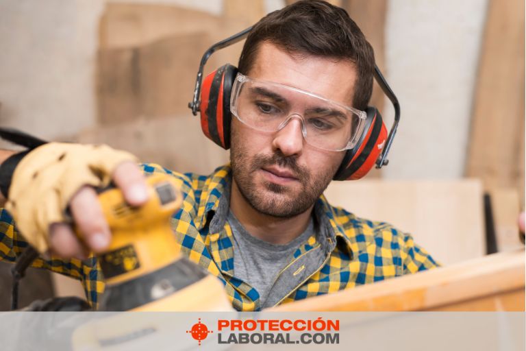 Hombre con orejeras antiruido
