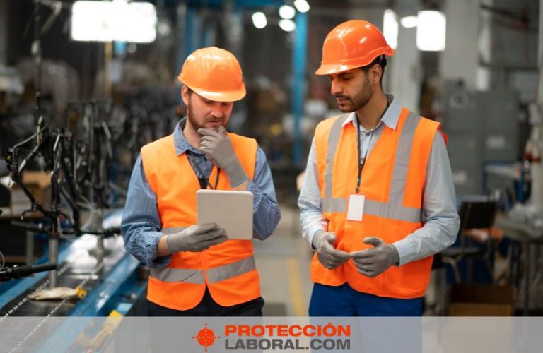 Dos trabajadores con chalecos de trabajo