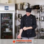 Trabajador con epis de industria alimentaria