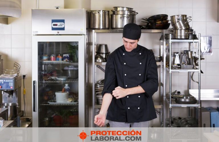Trabajador con epis de industria alimentaria