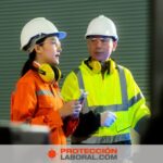 Dos trabajadores con parka impermeable