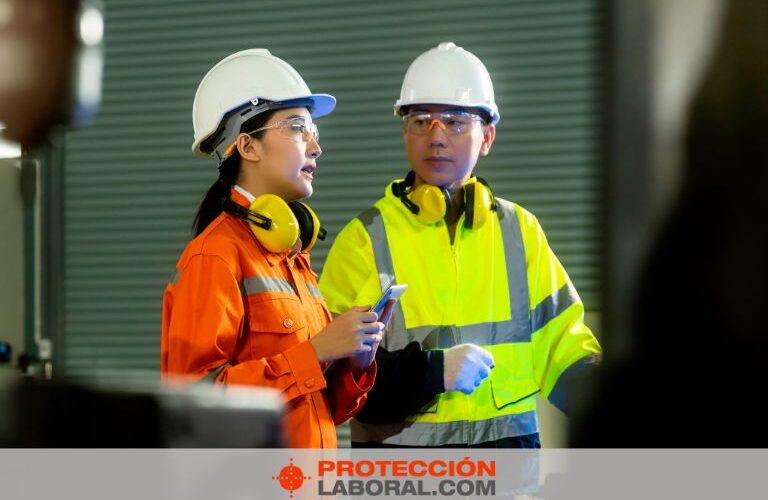 Dos trabajadores con parka impermeable