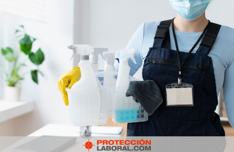 Persona realizando higiene laboral