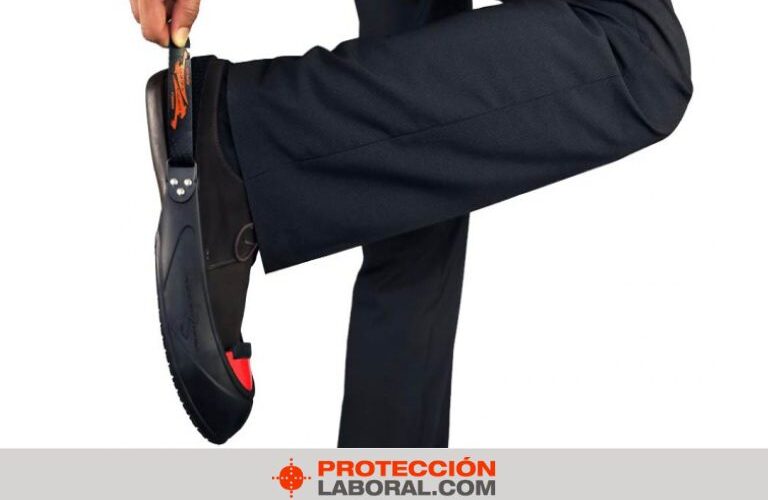 persona usando punteras de visita