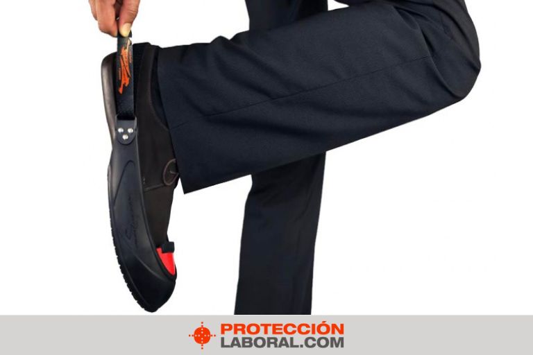 persona usando punteras de visita