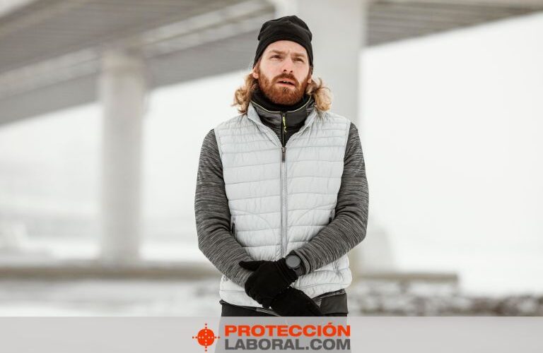 Hombre con chaleco calefactable