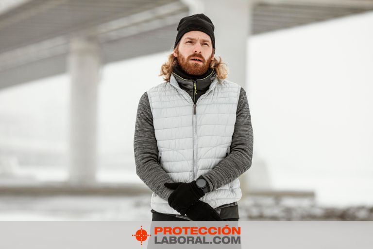 Hombre con chaleco calefactable