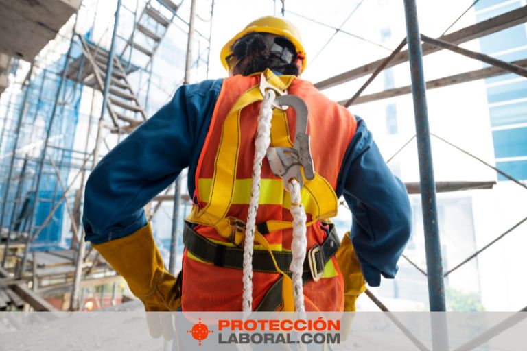 Trabajador con protección laboral y sus equipos esenciales
