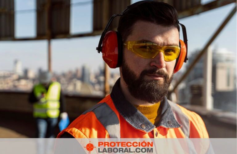 Hombre con cascos de protección auditiva