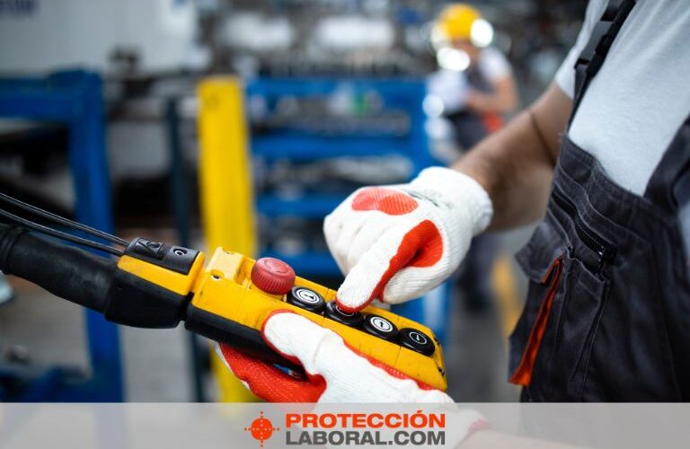 Trabajador con guante electrico