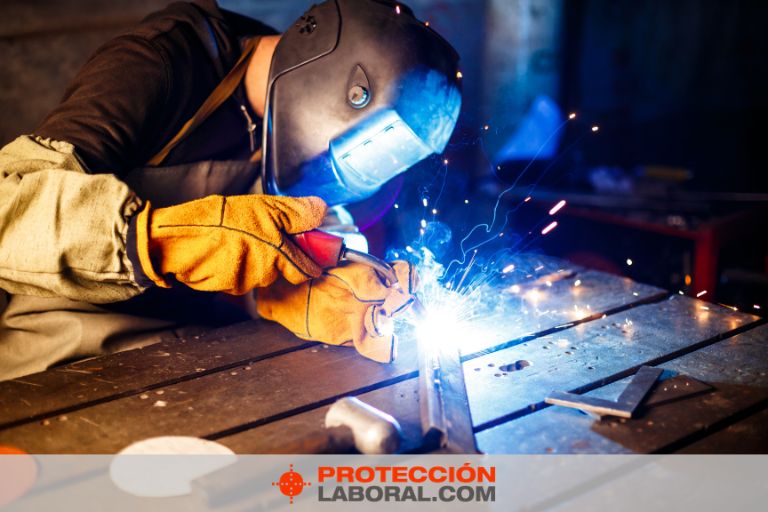 Trbajador con ropa de soldador