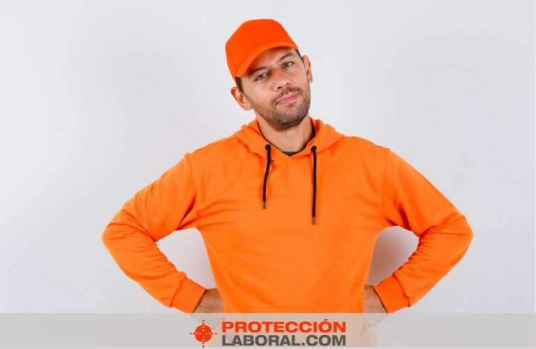 Hombre con sudaderas de trabajo