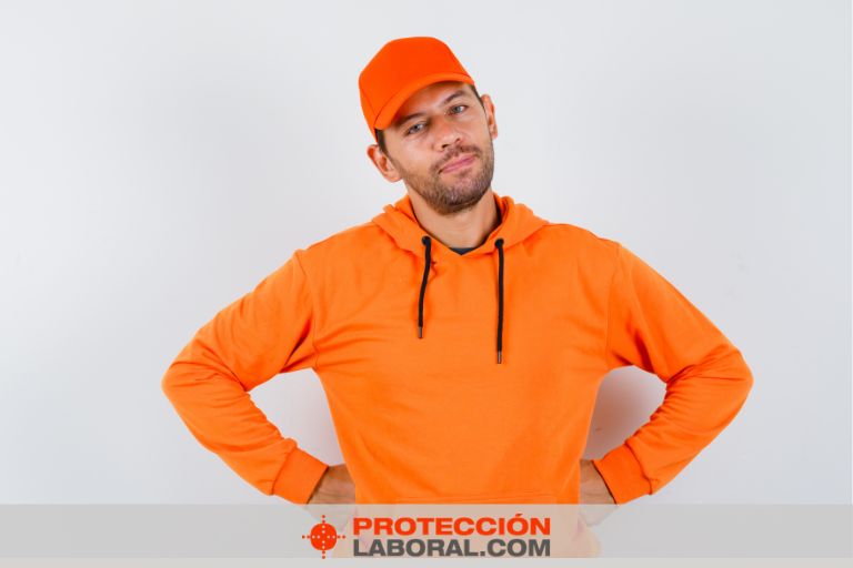 Hombre con sudaderas de trabajo