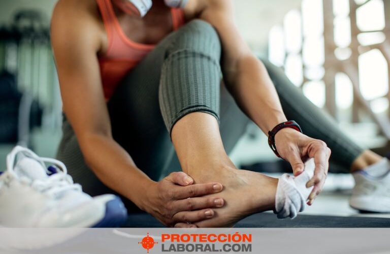 Mujer con zapatillas para fascitis plantar​