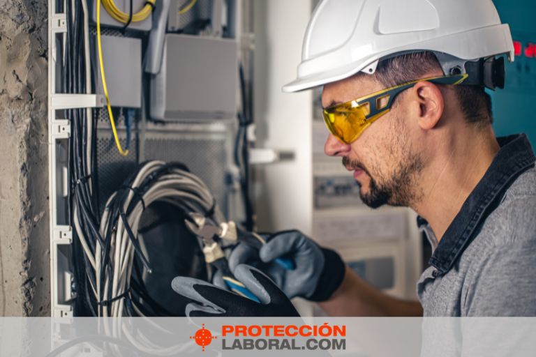 Trabajador con epis de electricidad