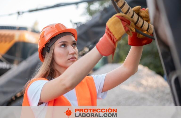 Trbajadira usando los diferentes tipos de resgos laborales